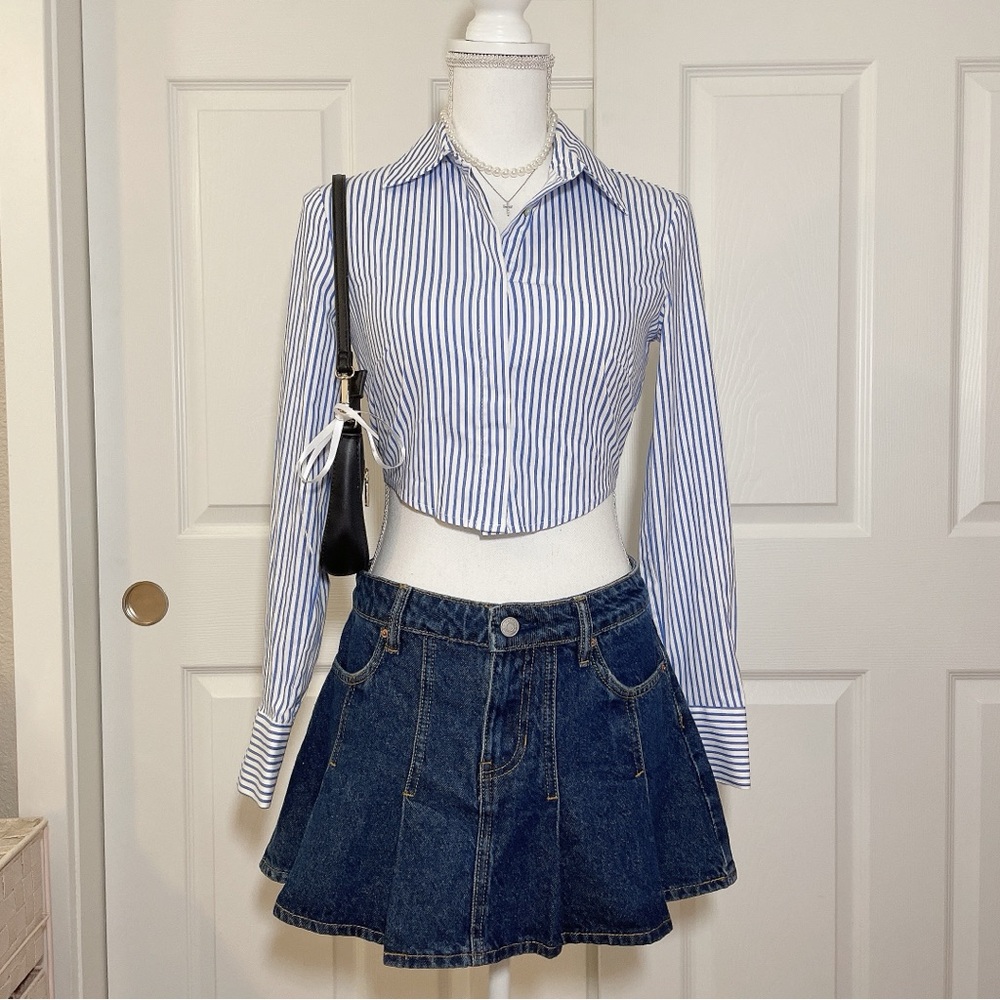 Low rise dark denim pleated mini skirt